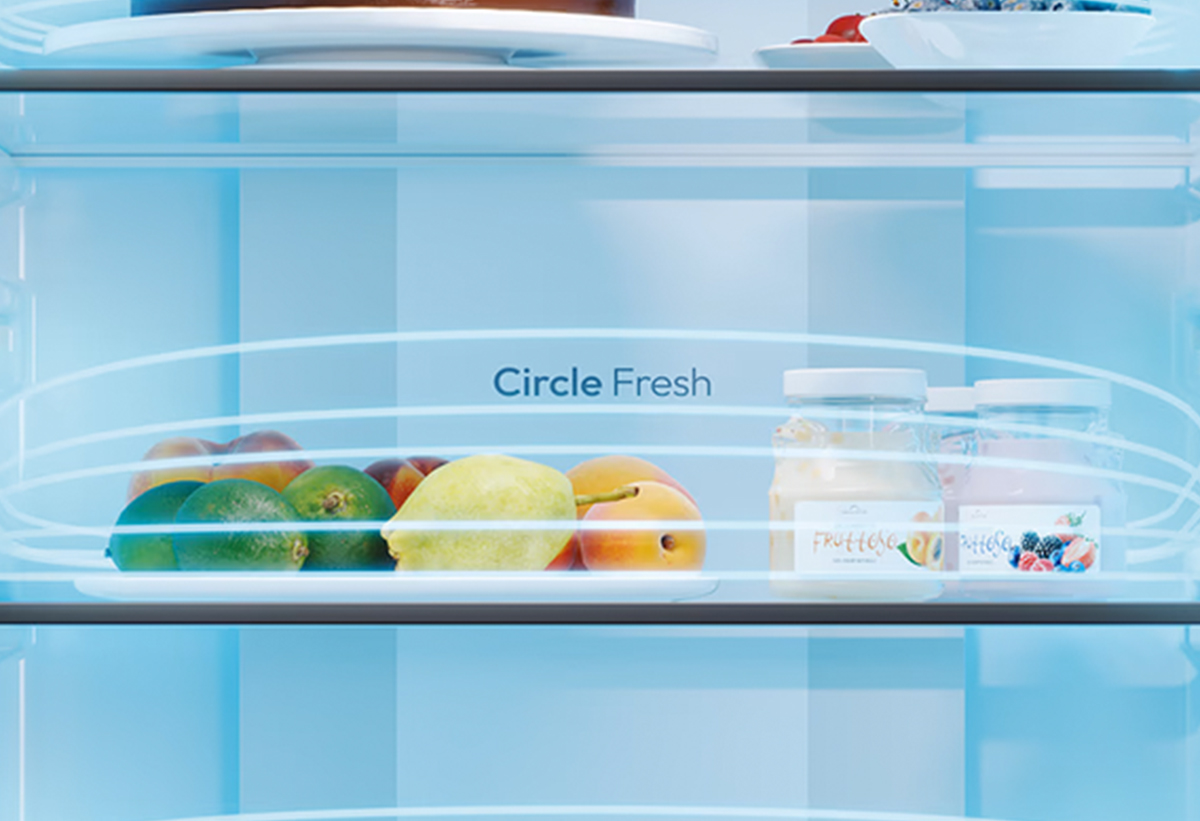 Απεικονίζονται τρόφιμα μέσα στον ψυγειοκαταψύκτη και ένδειξη της Circle Fresh.